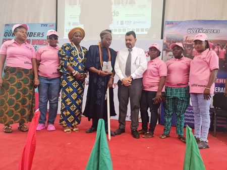 The Olu of Ilado Akoko Kingdom, HRM Eng. Rotimi Ikugbayagbe, presenting the Transformational Leader Award to Mr. Mahendra Pratap, Business Head, Simba TVS at the Future Women Conference 2023 held at the University of Lagos Auditorium, recently.